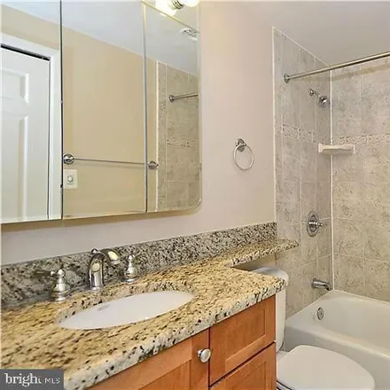 Image 7 - 4802 Fairmont Avenue, Bethesda, MD 20814, USA - Apartment for rent