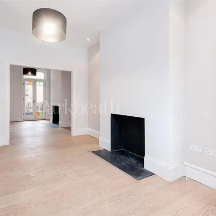 Rent this 4 bed townhouse on Glenbrook Road in London, NW6 1TW