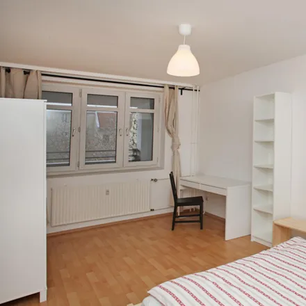 Rent this 3 bed room on Quarters in Stromstraße, 10551 Berlin