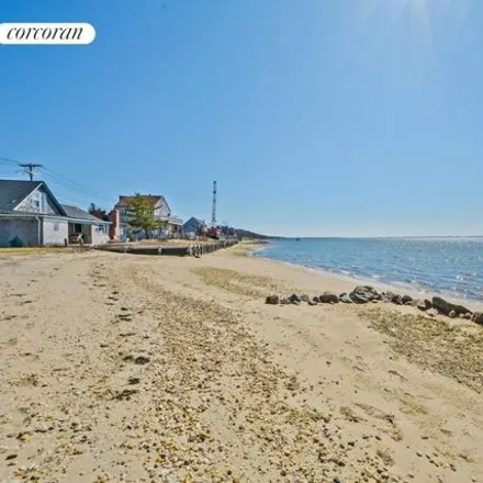 Rent this 3 bed house on 314 East Montauk Highway in Southampton, Hampton Bays