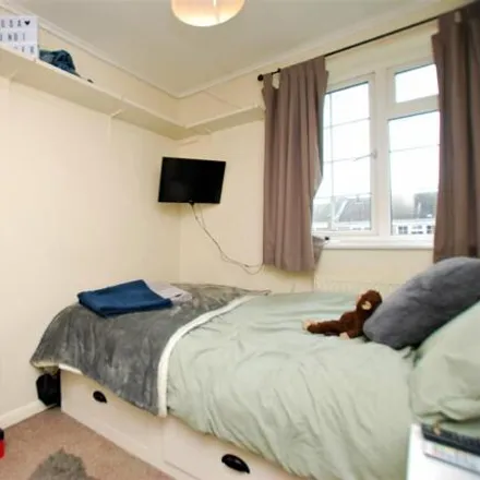 Image 9 - Dray Court, The Chase, Guildford, GU2 7UW, United Kingdom - Duplex for rent