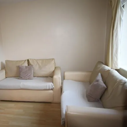 Image 4 - Delph Lane, Leeds, LS6 2HY, United Kingdom - Apartment for rent