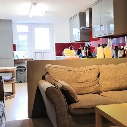 Rent this 7 bed townhouse on 17 Beechwood Avenue in Plymouth, PL4 6PW