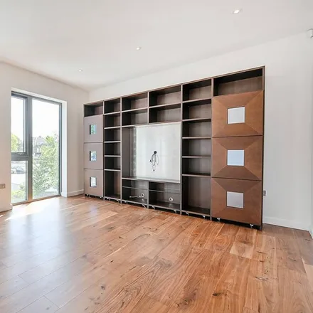 Rent this 5 bed townhouse on Gunnersbury Mews in Strand-on-the-Green, London