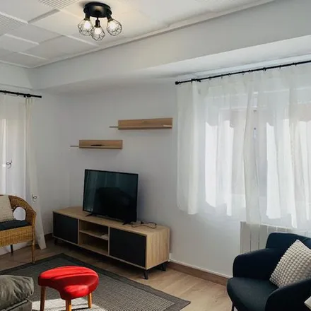 Rent this 3 bed apartment on Avelino G. Mallada in Calle Leopoldo Alas, 33204 Gijón