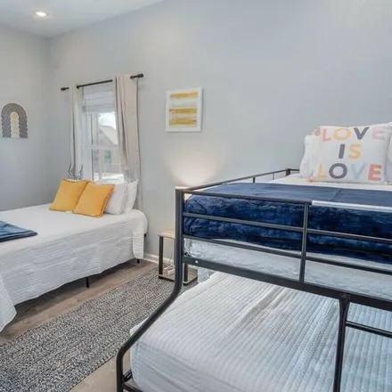 Rent this 2 bed apartment on San Antonio in Hoefgen Avenue, San Antonio