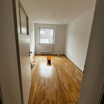 Rent this 3 bed apartment on Auf'm Großenfeld 19 in 40229 Dusseldorf, Germany