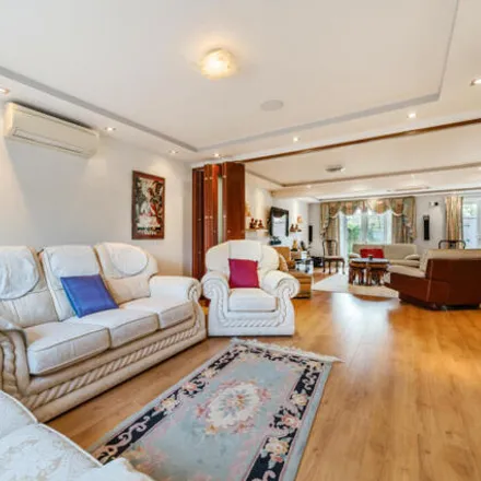 Image 5 - 4 Skipton Close, London, N11 3EZ, United Kingdom - House for sale