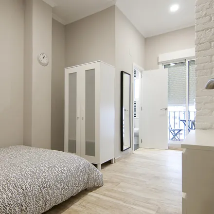 Rent this 4 bed room on Carrer del Comte d'Altea in 52, 46005 Valencia