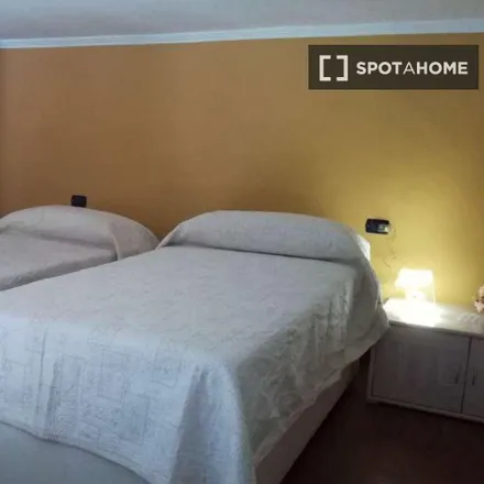 Rent this 3 bed room on Ospedale Santa Maria di Loreto Mare in Piazzetta Orticello a Loreto, 80142 Naples NA
