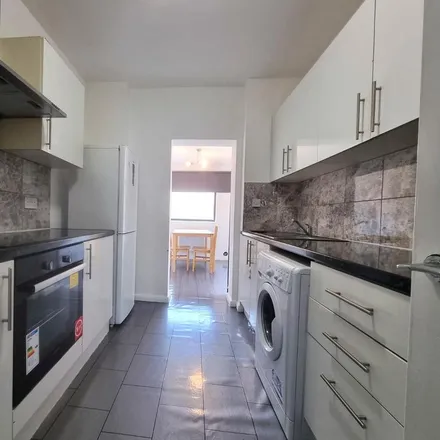 Rent this 4 bed townhouse on St Johns Road in London, DA8 1NX