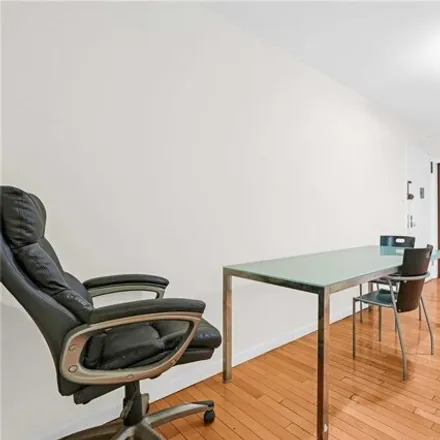 Image 5 - 94-30 58th Avenue, New York, NY 11373, USA - Apartment for sale
