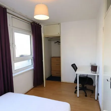 Rent this 5 bed apartment on Yarrow House in 1-14 Stewart Street, Cubitt Town