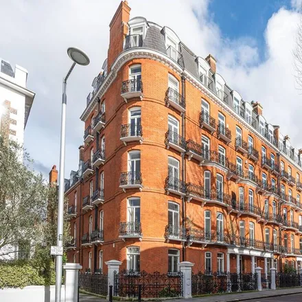 Rent this 5 bed apartment on 70-74 Drayton Gardens in London, SW10 9RF