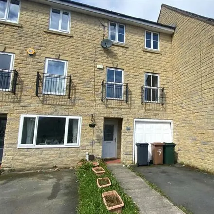 Buy this 3 bed townhouse on Winscar Avenue in Bradford, BD6 3WX