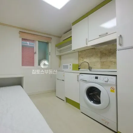 Rent this studio apartment on 서울특별시 관악구 신림동 251-196