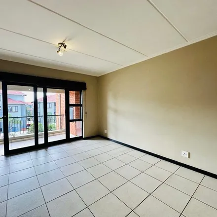 Image 1 - Jimmys killer prawns, Concorde Road East, Bedfordview, Gauteng, 2007, South Africa - Apartment for rent