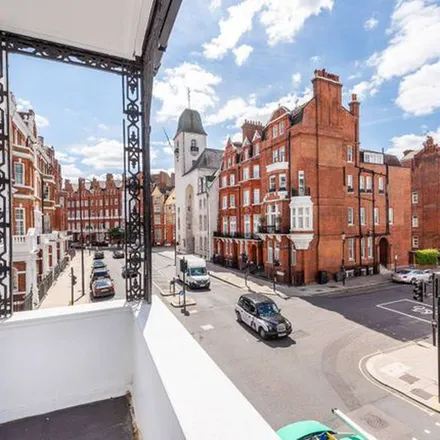 Rent this 3 bed apartment on Knightsbridge in London, SW1X 7LA
