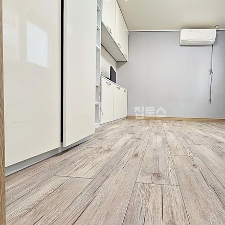 Rent this studio apartment on 부산광역시 수영구 광안동 690-8