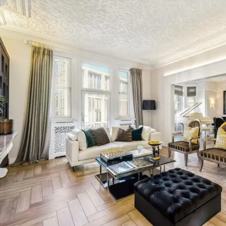 Rent this 8 bed apartment on Wellington Court in 116 Knightsbridge, London