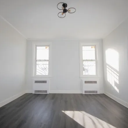 Rent this 4 bed townhouse on 86 East 56th Street in New York, NY 11203