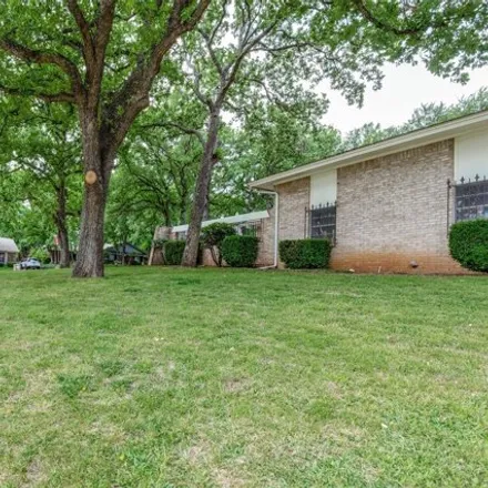 Image 2 - 648 Springhill Drive, Hurst, TX 76054, USA - House for sale