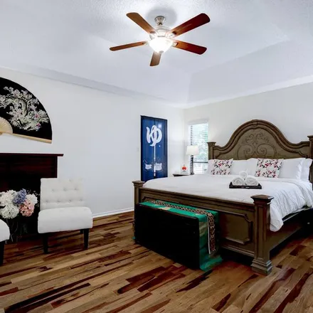 Rent this 5 bed house on San Antonio
