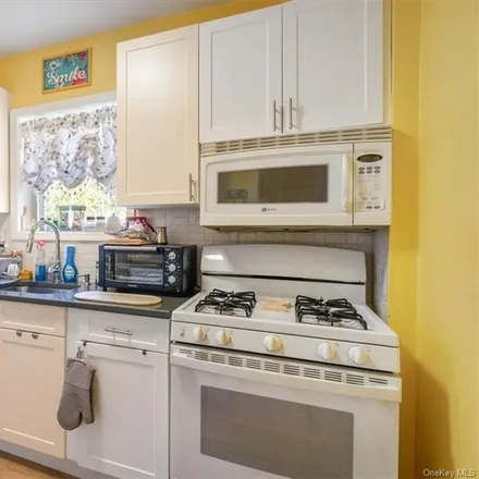 Image 5 - 2430 Woodhull Avenue, New York, NY 10469, USA - Townhouse for sale
