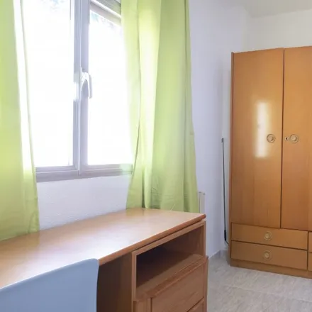 Rent this 4 bed room on Madrid in Calle de la Oca, 28047 Madrid