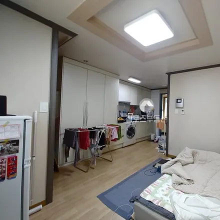 Rent this studio apartment on 서울특별시 서초구 잠원동 31-5