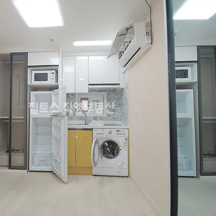 Rent this studio apartment on 서울특별시 마포구 염리동 128-60