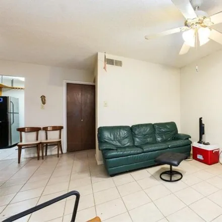 Image 3 - 1772 Crossing Place, Austin, TX 78741, USA - Condo for sale