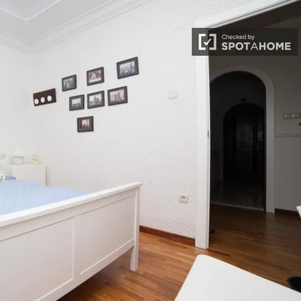 Rent this 5 bed room on Carrer de Gibraltar in 11, 46006 Valencia