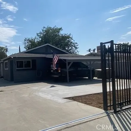 Buy this 4 bed house on 565 33rd Street in Bakersfield, CA 93301