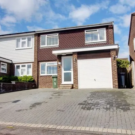 Rent this 4 bed duplex on Dickins Close in Cheshunt, EN7 6BG