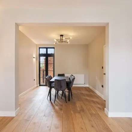Rent this 5 bed townhouse on Spezia Road in London, NW10 4QJ