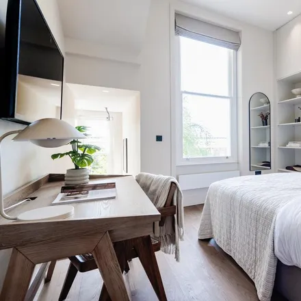 Rent this studio apartment on 43 Philbeach Gardens in London, SW5 9EZ