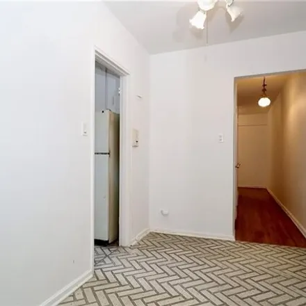 Image 7 - 2531 East 7th Street, New York, NY 11235, USA - Apartment for sale