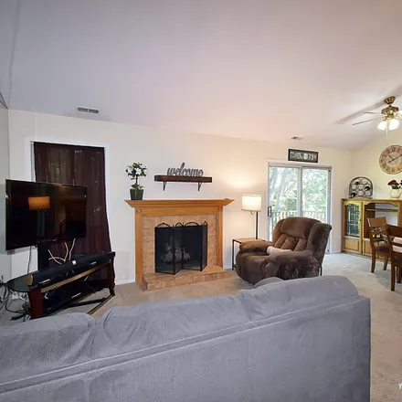 Image 2 - 362 Sandhurst Circle, Glen Ellyn, IL 60137, USA - House for sale