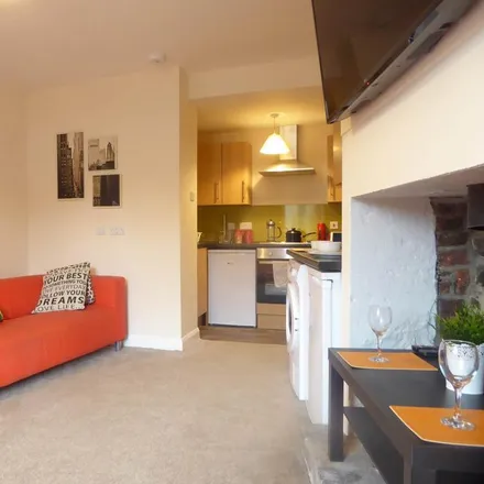 Rent this 3 bed townhouse on Almondbury Bank in Huddersfield, HD5 8HF