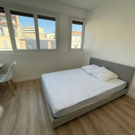 Image 9 - 37 Rue crillon, 13005 Marseille, France - Apartment for rent