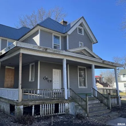 Buy this studio house on 427 South 5th Street in Clinton, IA 52732