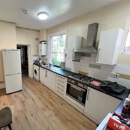 Rent this 5 bed duplex on 14 Bournbrook Road in Selly Oak, B29 7BH