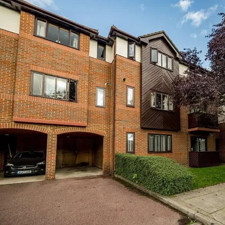 Rent this 1 bed apartment on Elwood’s hair & beauty in 915 London Road, High Wycombe