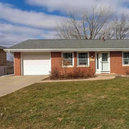 Buy this 3 bed house on 3437 Crescent Ridge in Dubuque, IA 52003