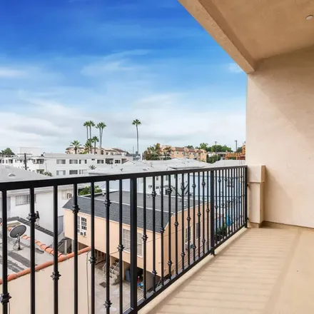 Rent this 3 bed apartment on The Wash in West Pico Boulevard, Los Angeles