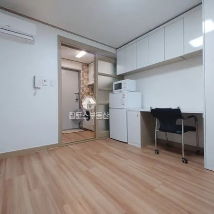 Rent this studio apartment on 서울특별시 관악구 봉천동 1688-80