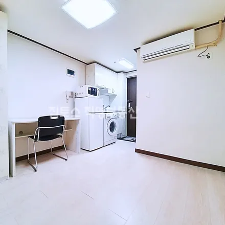 Rent this studio apartment on 서울특별시 관악구 봉천동 1518-6