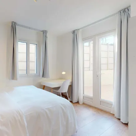 Rent this 11 bed room on 75 Boulevard du Maréchal de Lattre de Tassigny in 92150 Suresnes, France