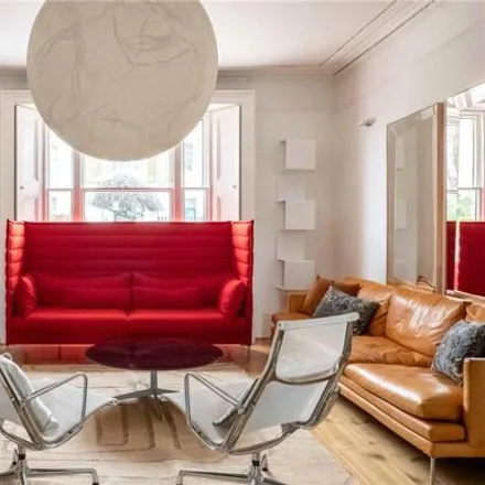 Rent this 3 bed room on 25 Lansdowne Crescent in London, W11 2NS